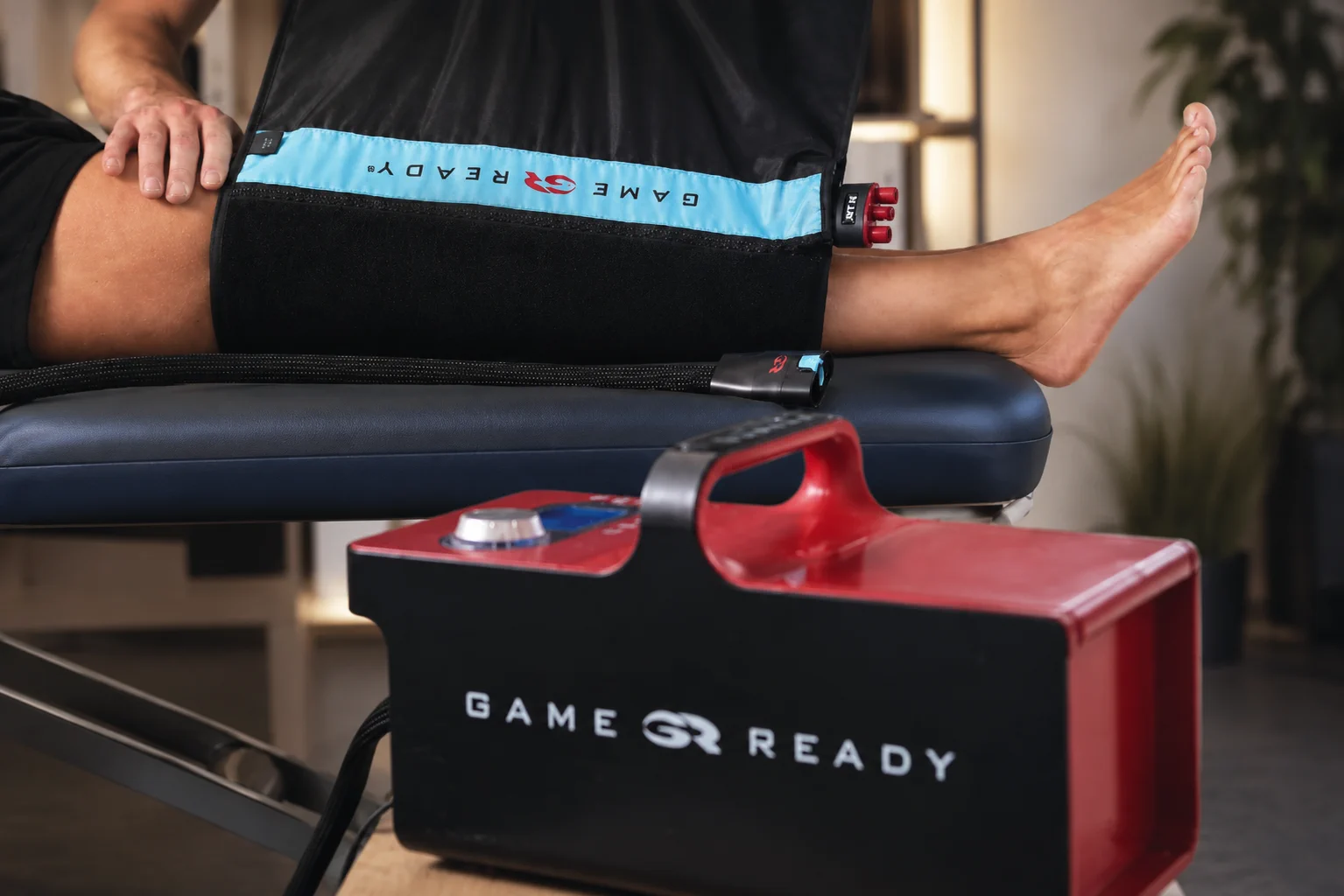 Séance de cryothérapie par compression avec Game Ready à Nice et Monaco Manchon genou Game Ready installé lors d'une séance de cryothérapie par compression après une chirurgie ou une blessure